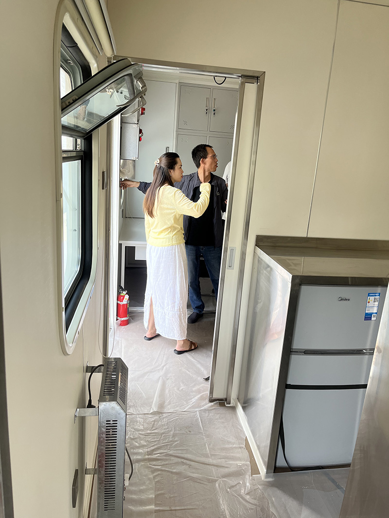 長慶油田領(lǐng)導驗收定制野營房（井場監(jiān)督房）